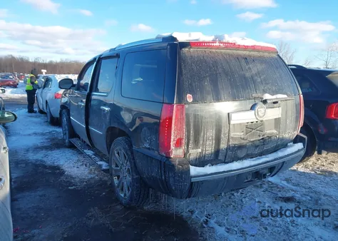 2010 Cadillac Escalade Premium from USA, damaged, VIN 1GYUKCEF1AR258108